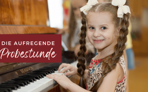 Kind mit Zöpfen am Klavier