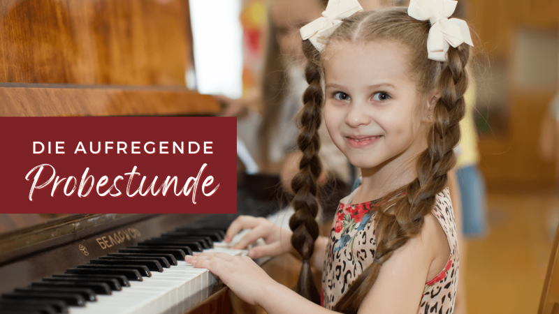 Kind mit Zöpfen am Klavier